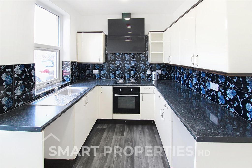 Property photo 3 of 5 Kitchen