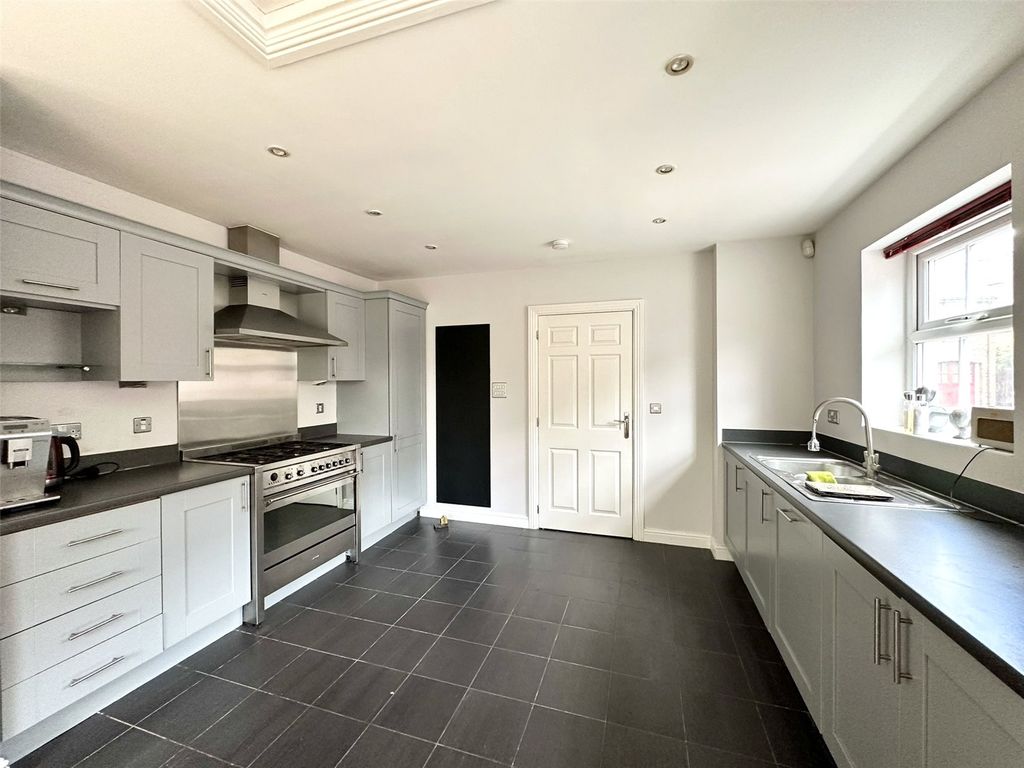 Property photo 3 of 31 Kitchen