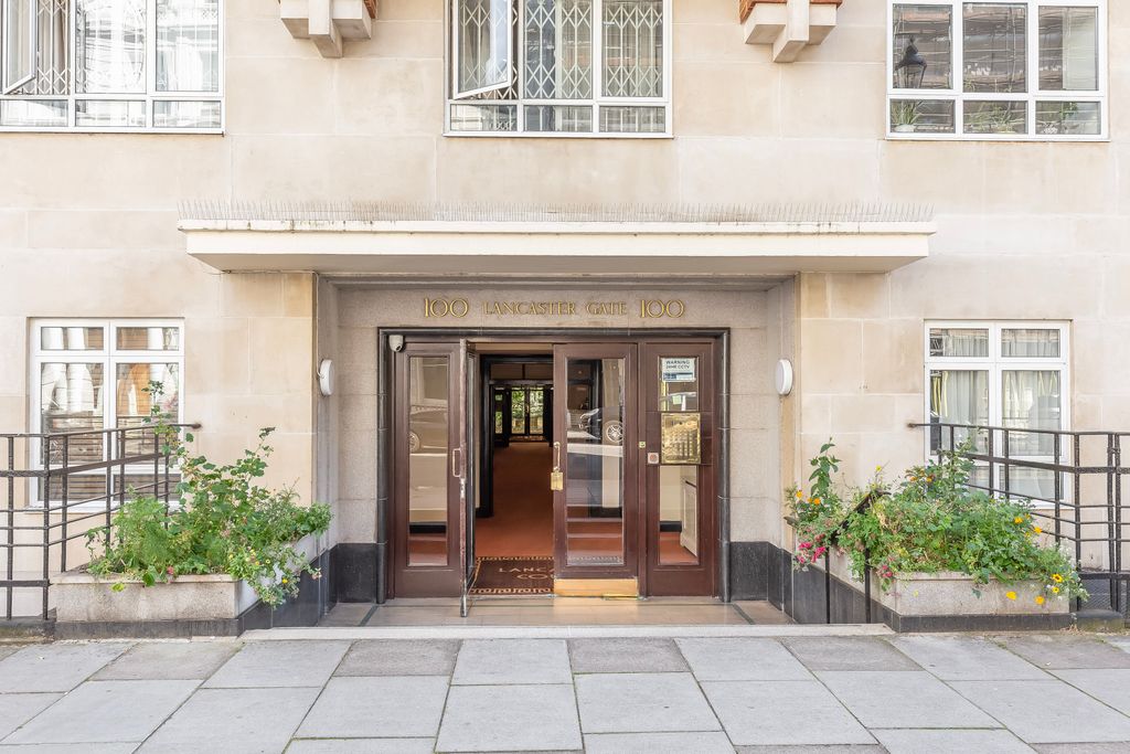 Property photo 3 of 11 Building Entrance (With Porter)