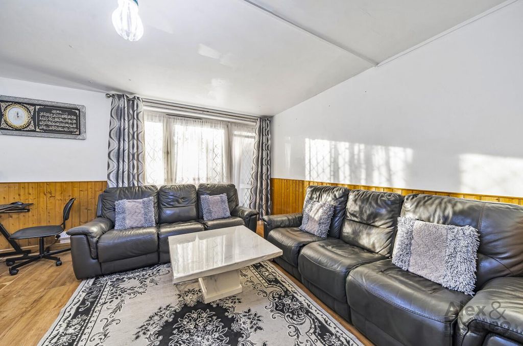 Property photo 3 of 17 Townsend House