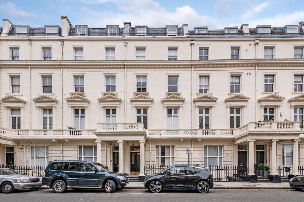 Property photo 3 of 10 Front