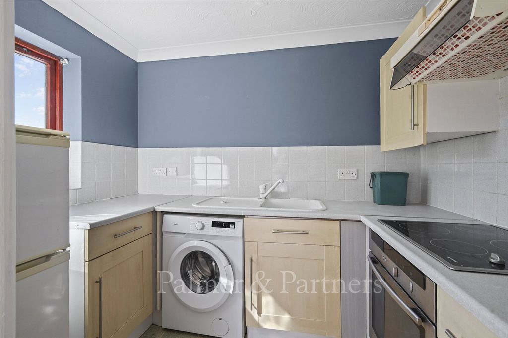 Property photo 3 of 8 Kitchen