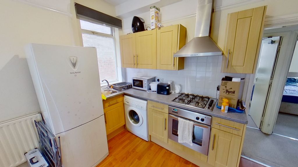 Property photo 2 of 9 Kitchen