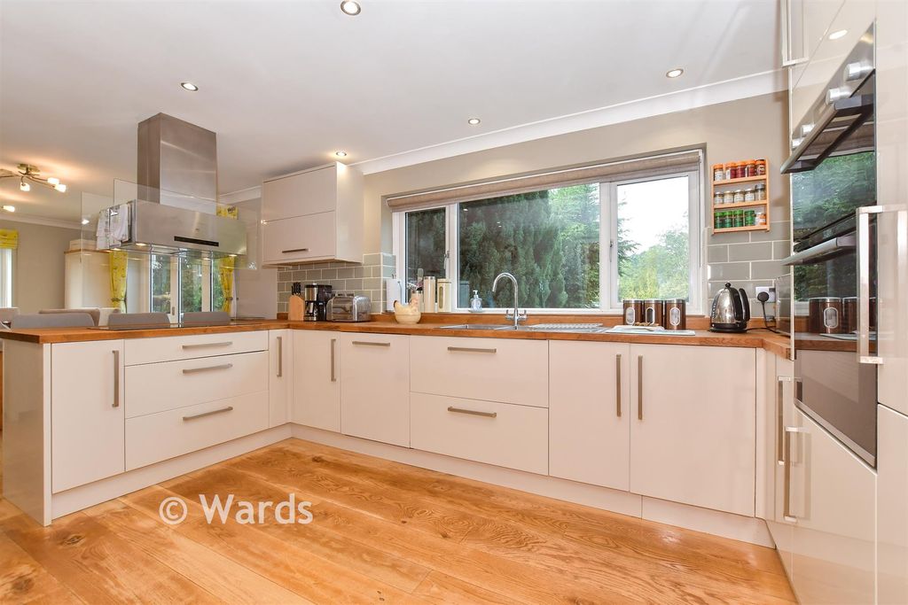 Property photo 3 of 8 Kitchen