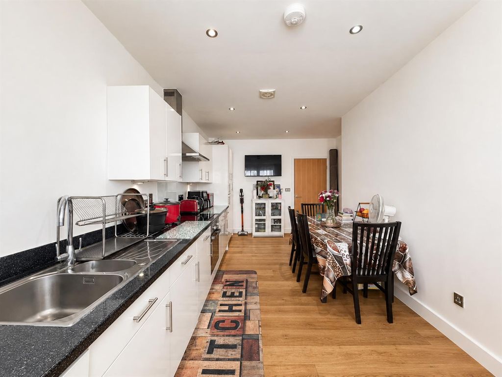 Property photo 3 of 9 Kitchen