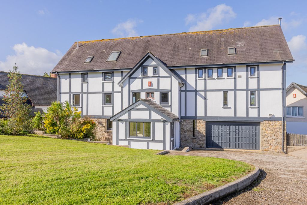 Property photo 2 of 43
