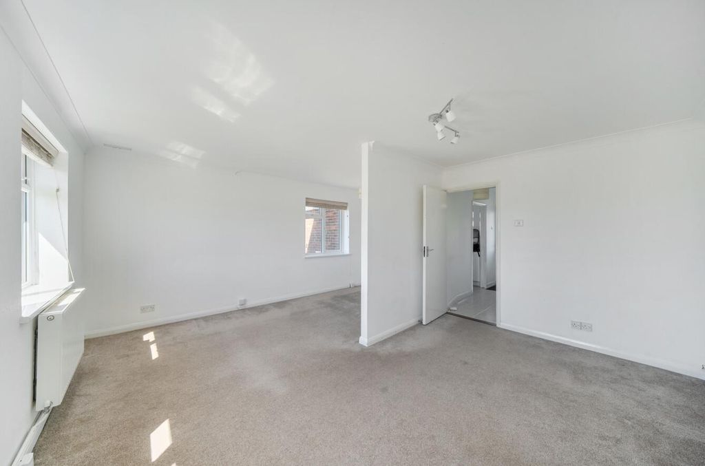 Property photo 2 of 11 Davidson Frost-Wellings, Dfw, Farm Way,Wd23, Livin