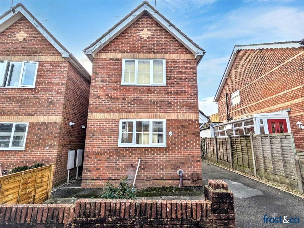 Property photo 1 of 11 Gladstone Road