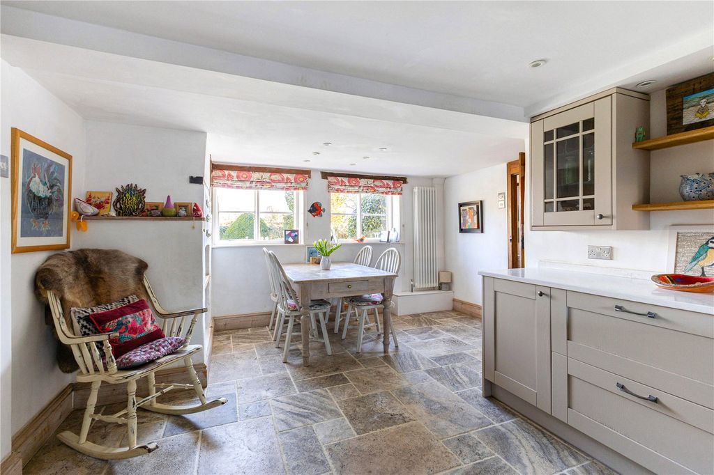 Property photo 3 of 28 Kitchen/Breakfast