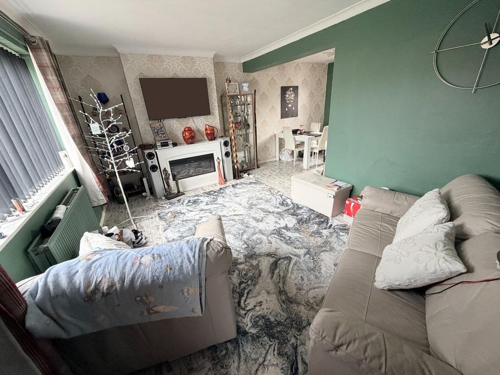 Property photo 3 of 9 Lounge Area