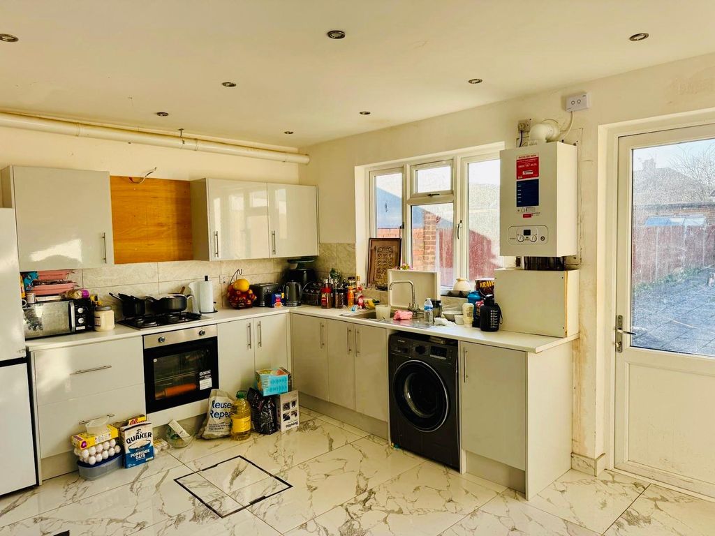 Property photo 3 of 7 Kitchen