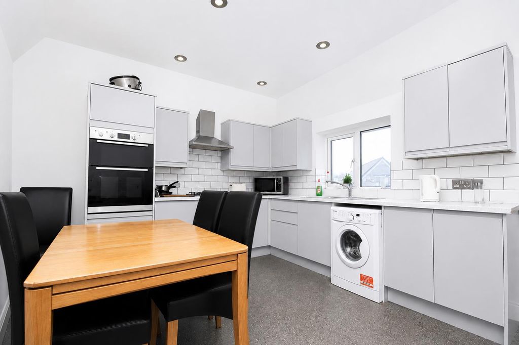 Property photo 2 of 9 300.Png