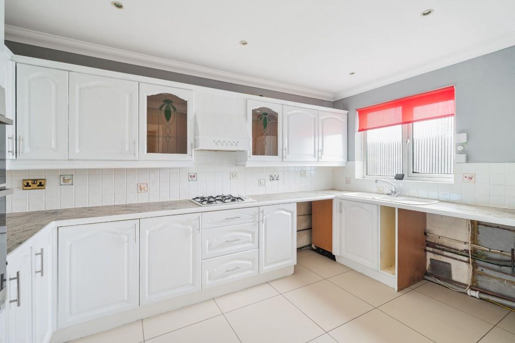 Property photo 3 of 14 Church Close