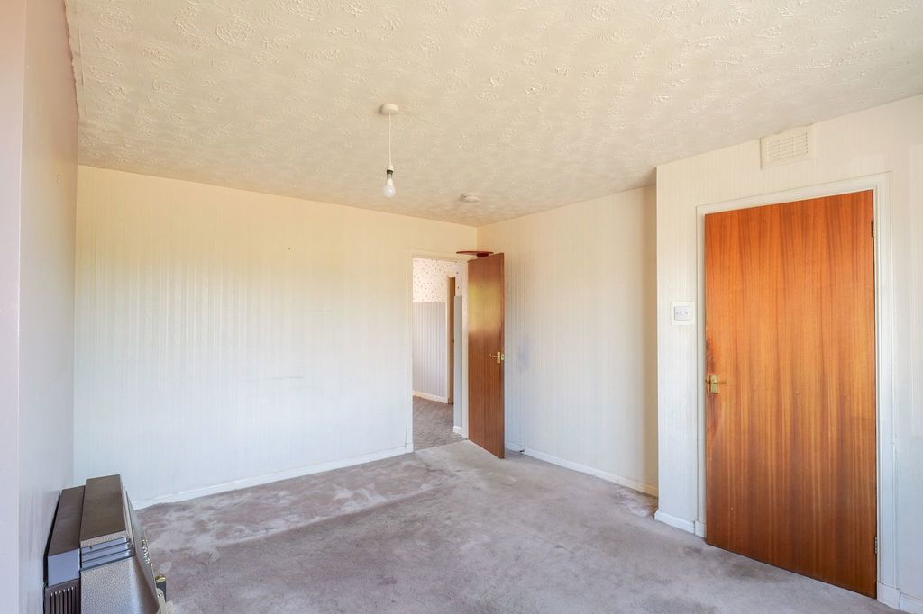 Property photo 2 of 27