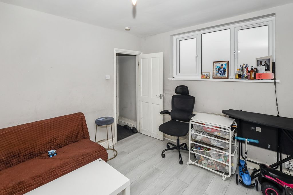 Property photo 2 of 7 1A Goodmayes Lane, Ilford, Essex, Ig3 9Pb