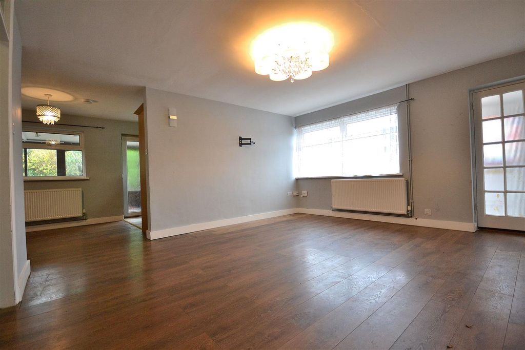 Property photo 3 of 18 Living Room