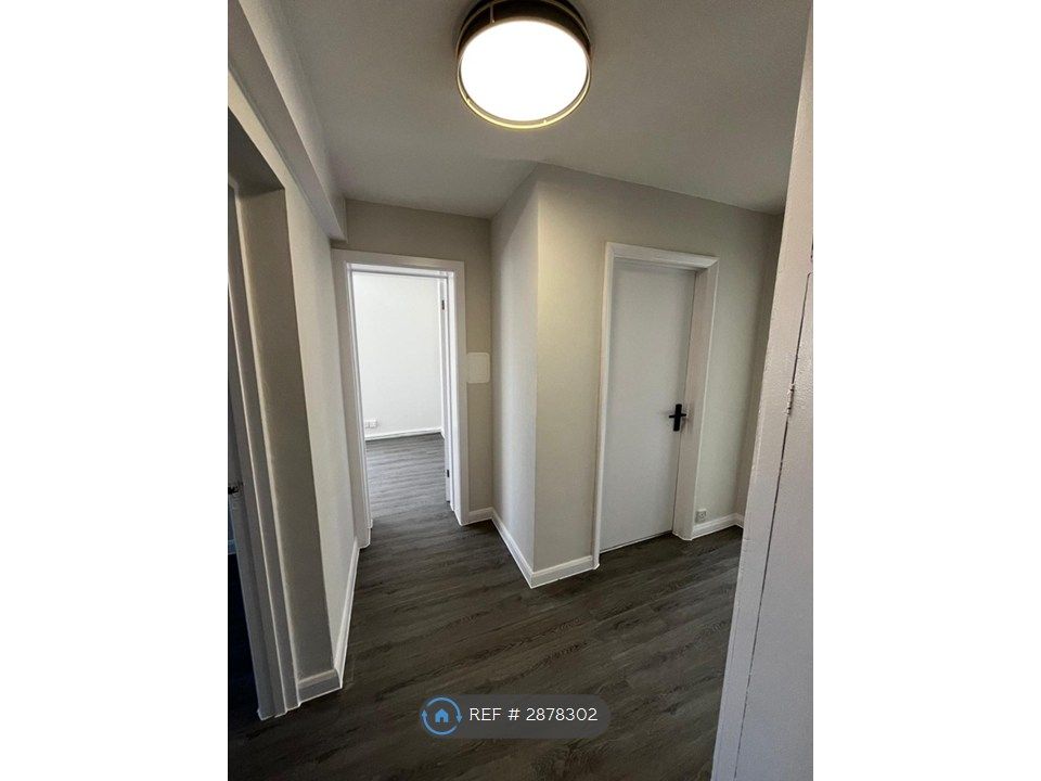 Property photo 3 of 10 Corridor