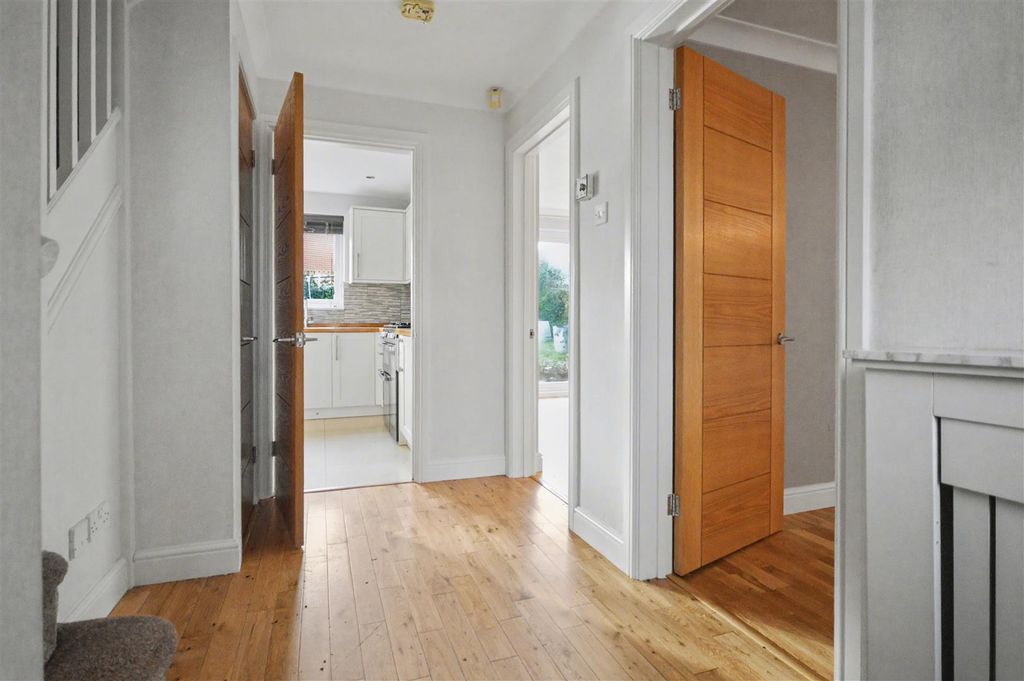 Property photo 2 of 28 Entrance Hall (1).Jpeg