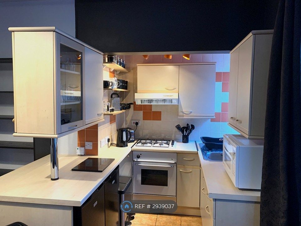 Property photo 3 of 8 Kitchen