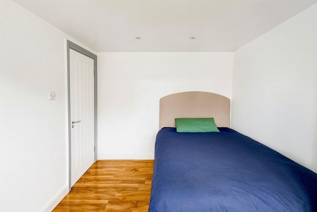 Property photo 1 of 5 Bedroom