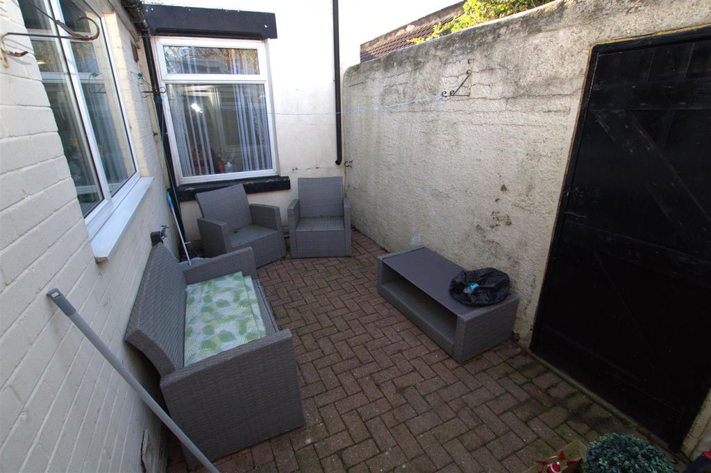 Property photo 2 of 9 Yard.Jpg