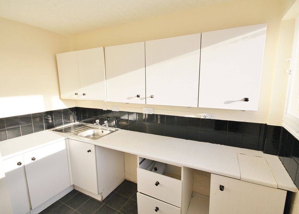 Property photo 3 of 9 Kitchen