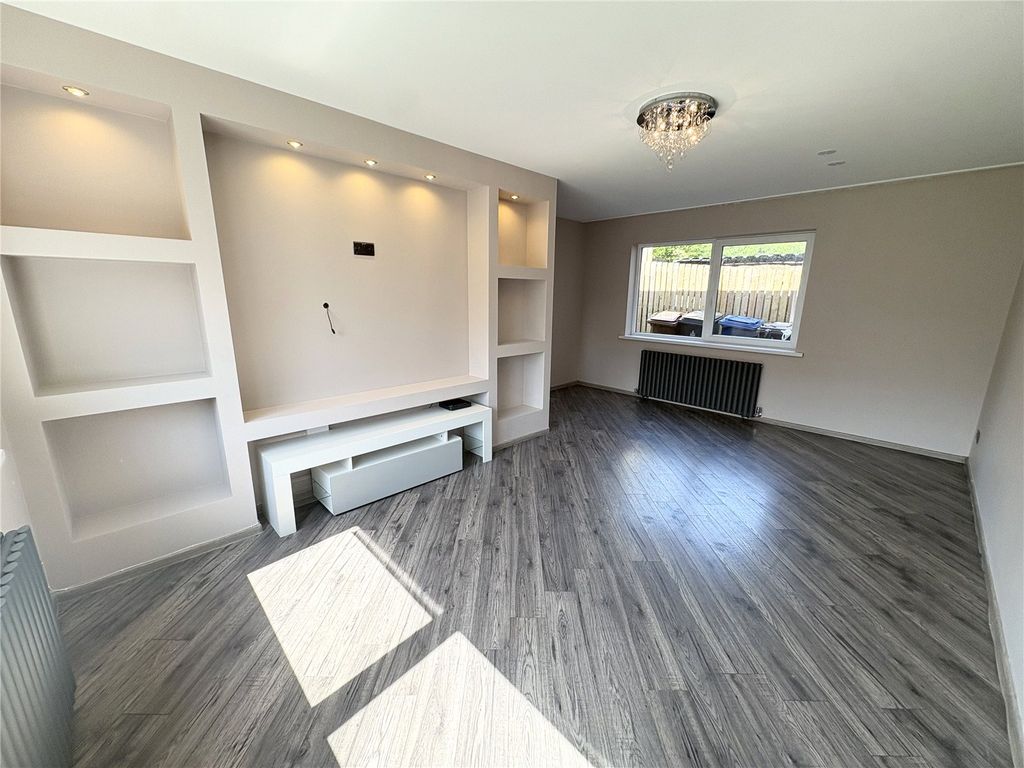 Property photo 3 of 16 Lounge