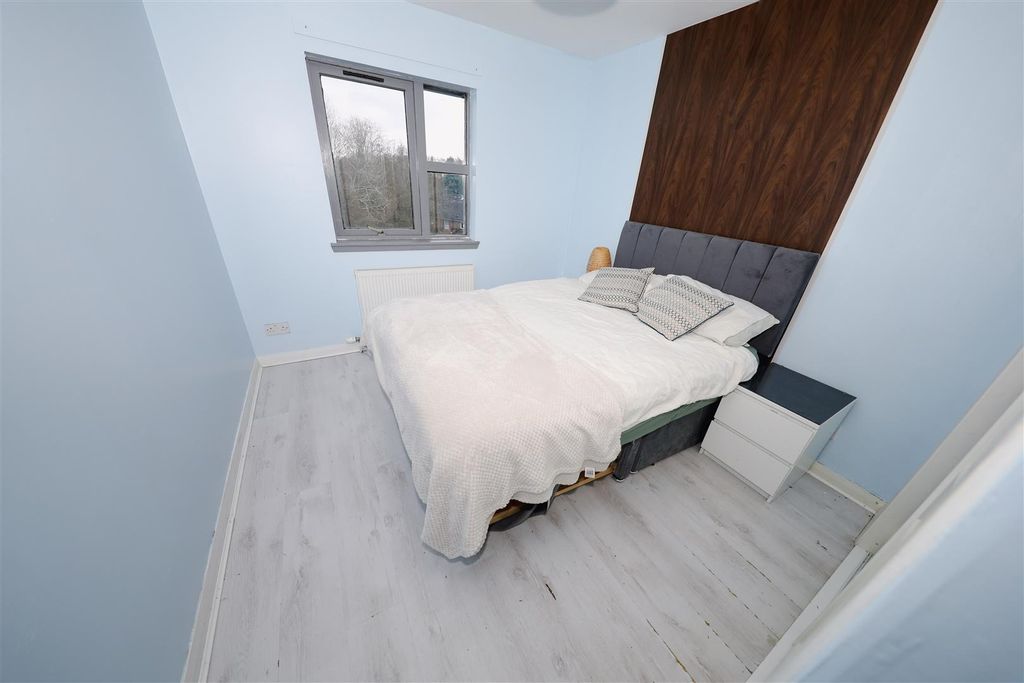 Property photo 3 of 12 F