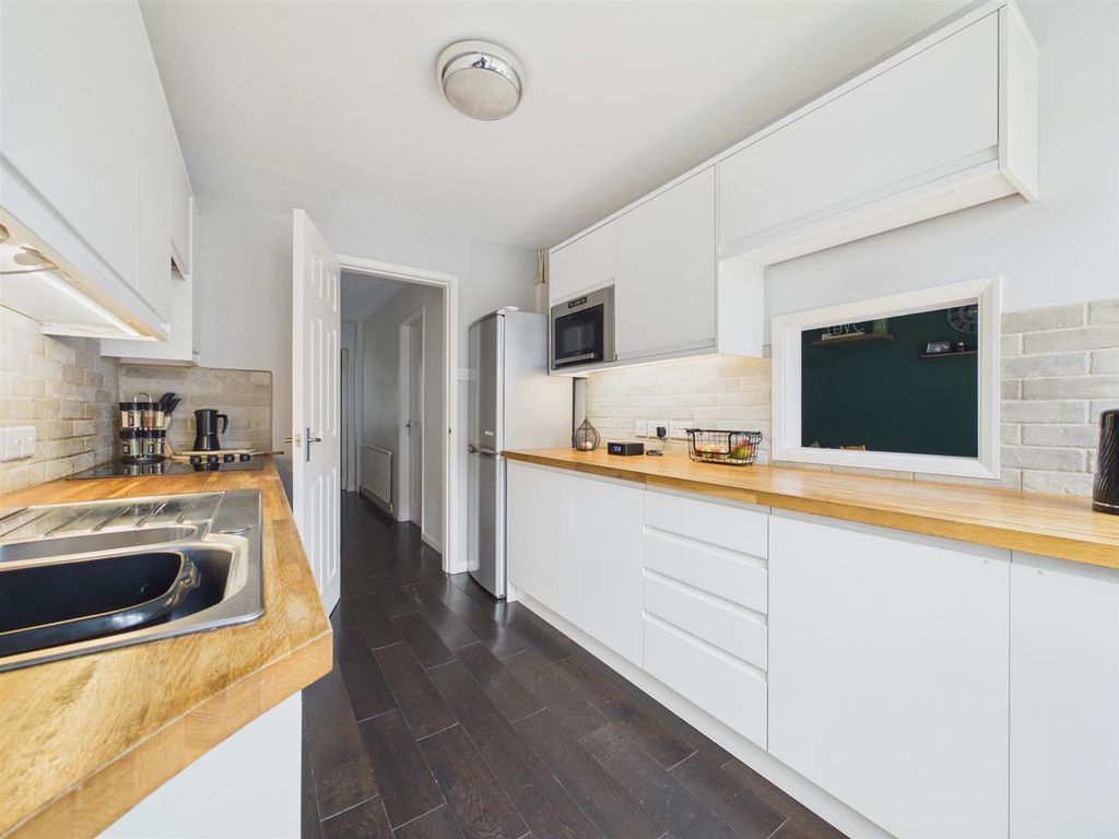 Property photo 3 of 11 Kitchen