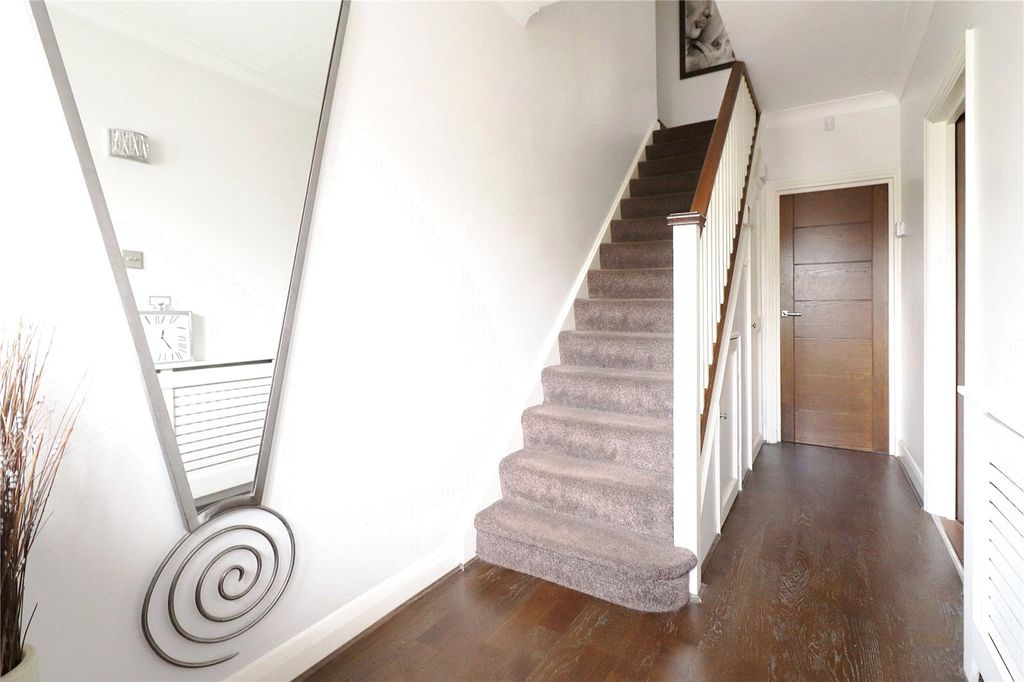 Property photo 3 of 22 Entrance Hall