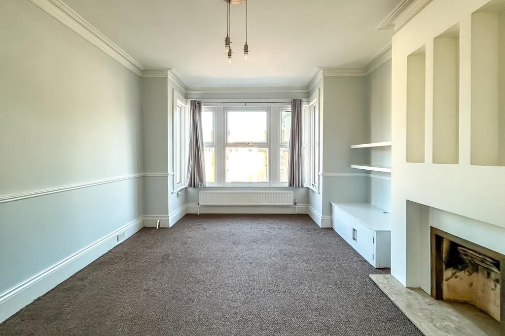 Property photo 3 of 15 Lounge