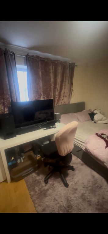 Property photo 2 of 5 Bedroom