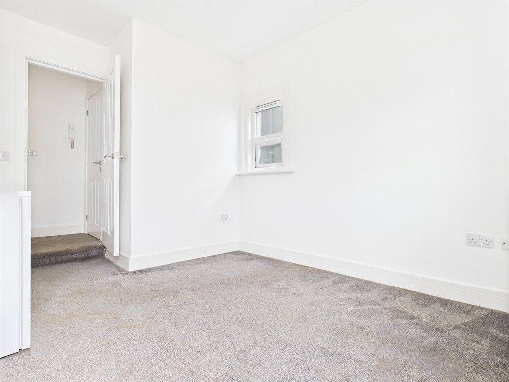 Property photo 1 of 14 Living Room