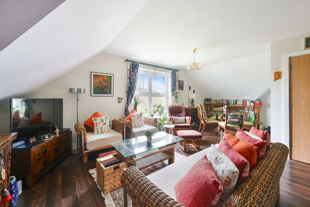 Property photo 2 of 14 Chaucer Court