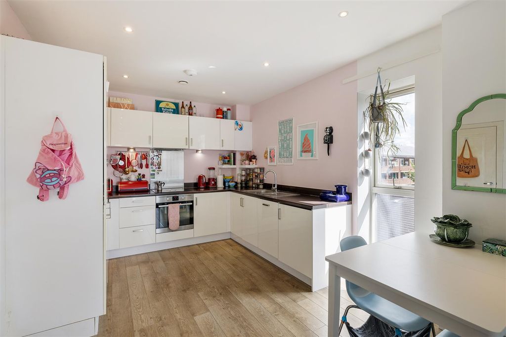 Property photo 2 of 21 Atkins Square E8