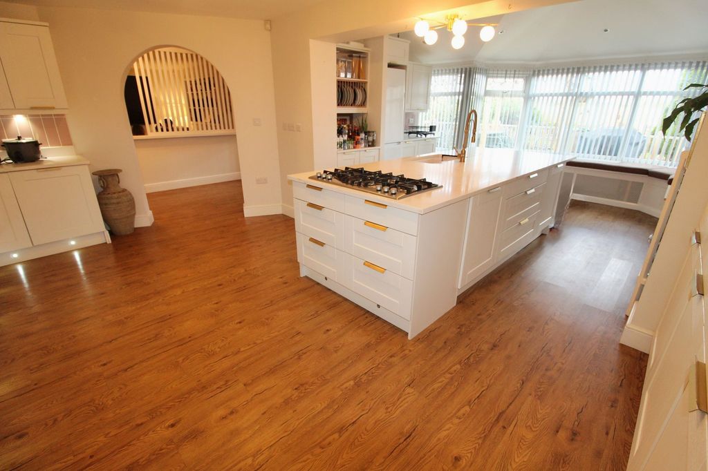 Property photo 3 of 31