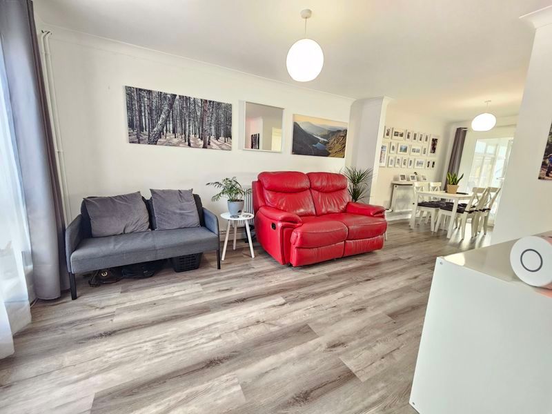 Property photo 3 of 21 Lounge