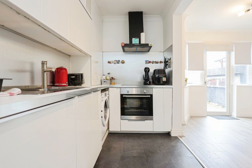 Property photo 3 of 17 Kitchen