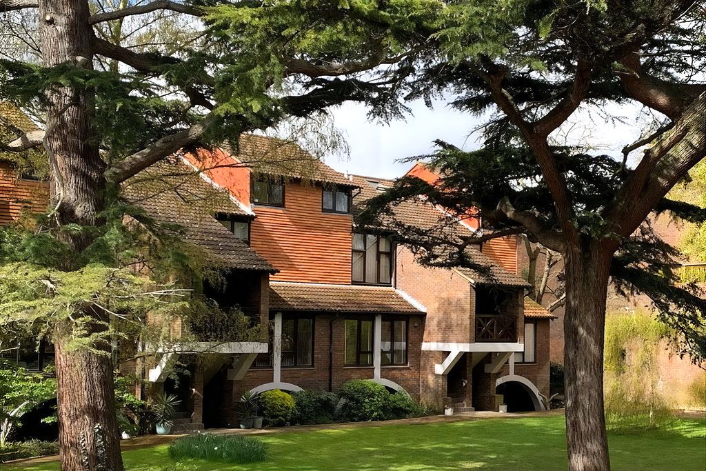 Property photo 1 of 20 Mallard Place, Strawberry Hill