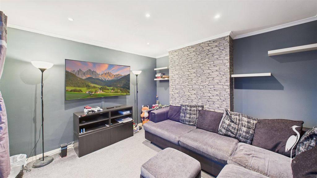 Property photo 3 of 21 Lounge