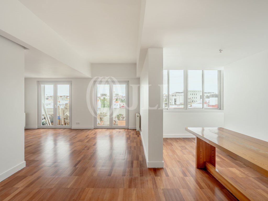 Property photo 1 of 31 3-Bedroom Apartment, Refurbished With Balcony, In Lisbon