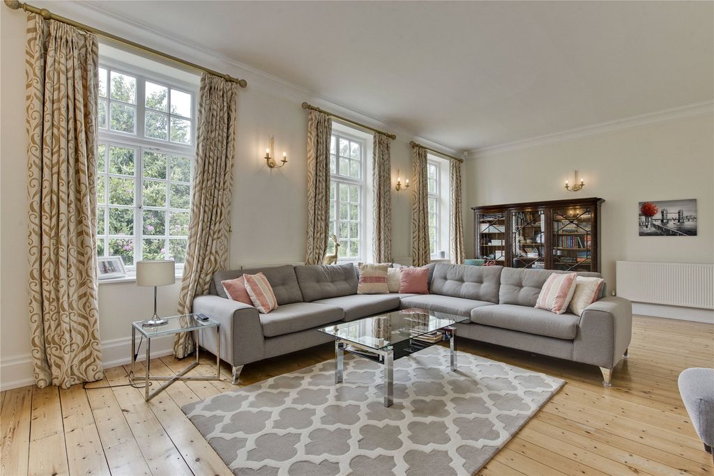 Property photo 2 of 11 5