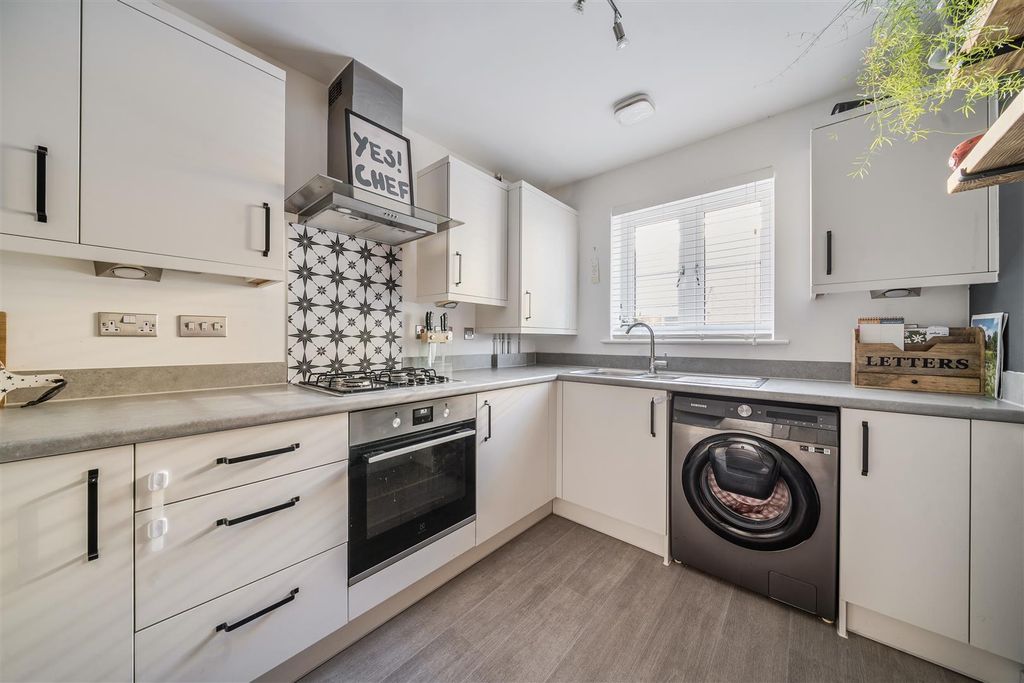 Property photo 3 of 19 Kitchen