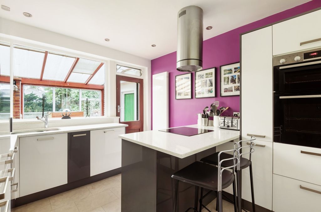 Property photo 3 of 11 Kitchen