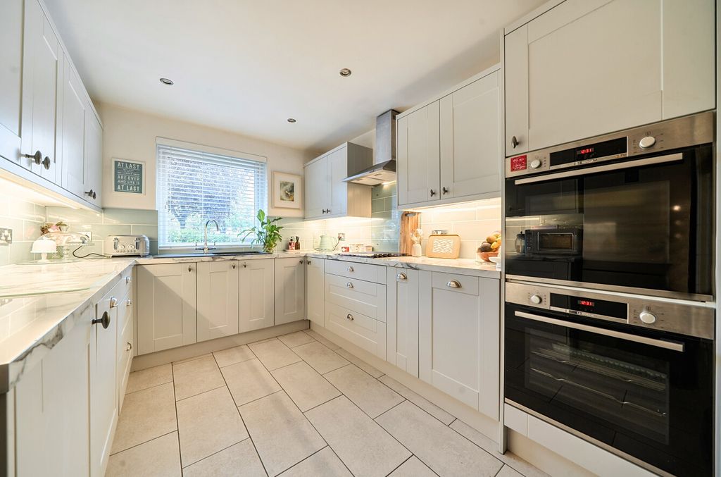 Property photo 3 of 18 Kitchen