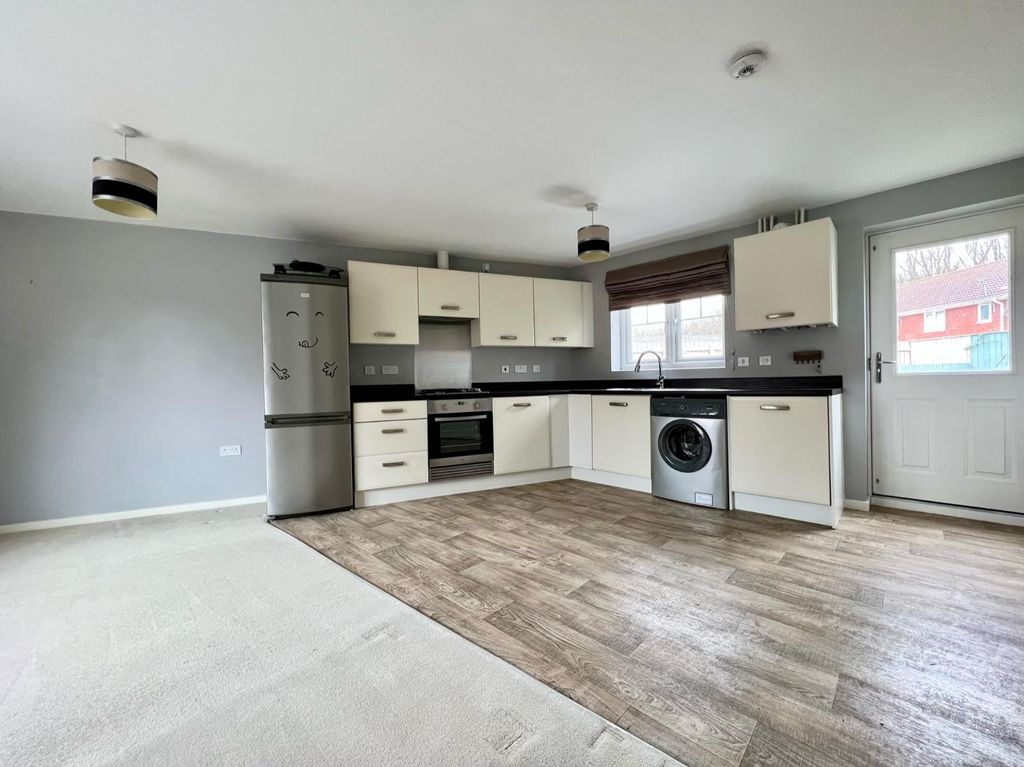 Property photo 2 of 9 Kitchen / Lounge