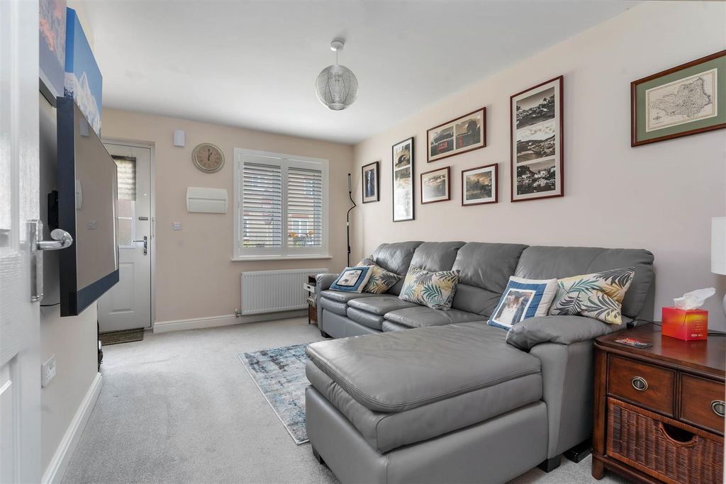 Property photo 2 of 10 Sitting Room