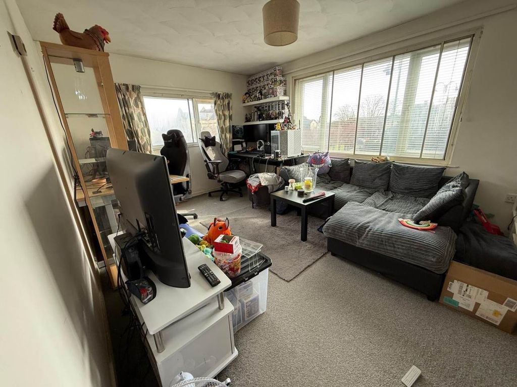 Property photo 3 of 8 Lounge