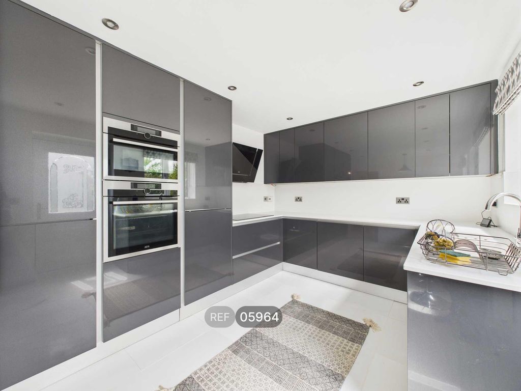 Property photo 2 of 18 Kitchen