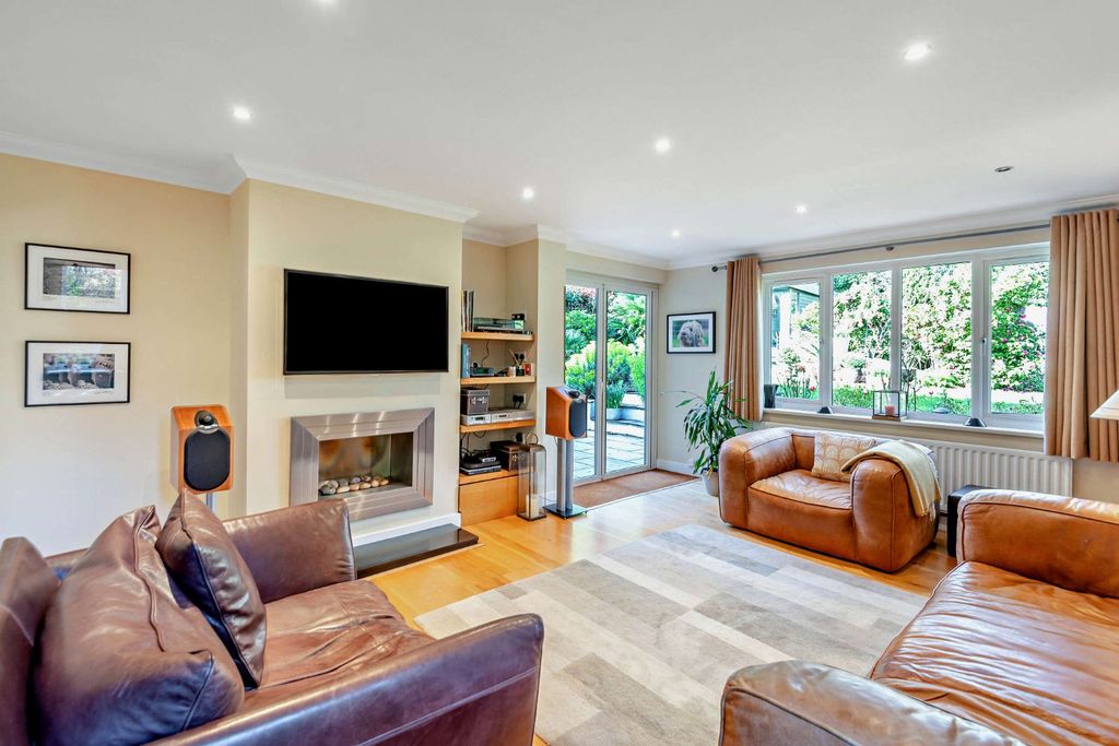 Property photo 3 of 17 Sitting Room